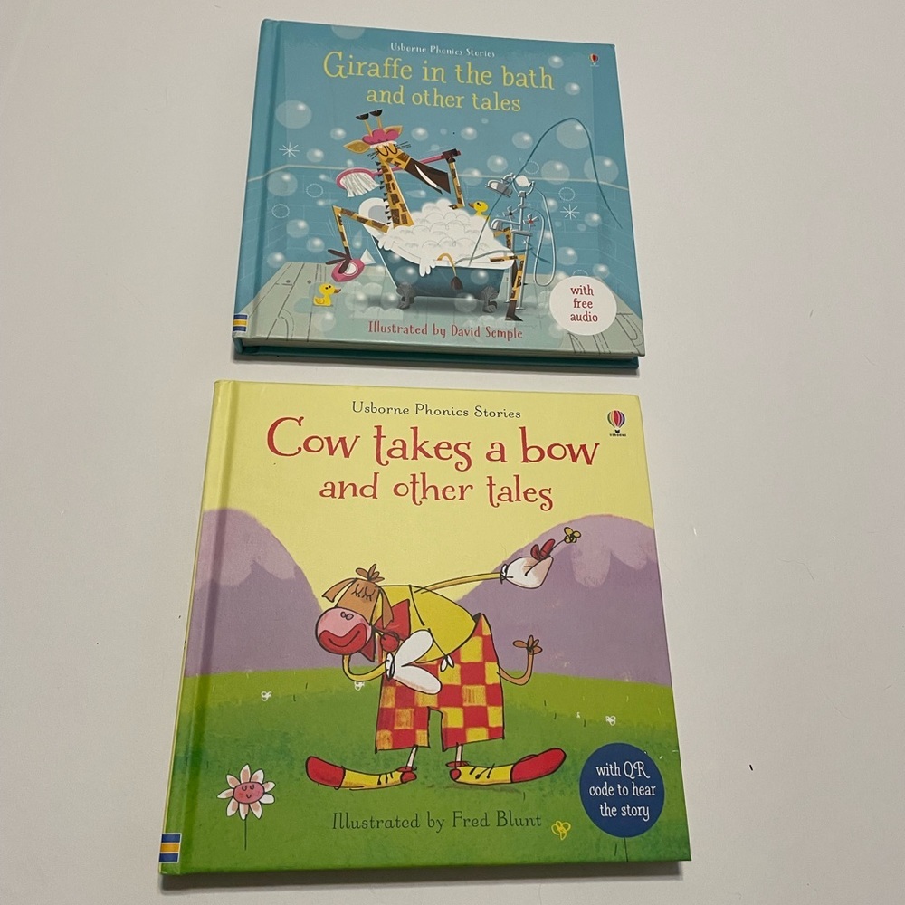 2 Usborne Phonics Stories: Giraffe in the bath / Cow Takes a Bow and Other Tales